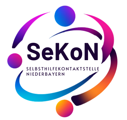 Das Logo der Selbsthilfekontaktstelle Niederbayern. Das Wort "SeKoN" wird von drei Personen umarmt und soll die Selbsthilfe symbolisieren.